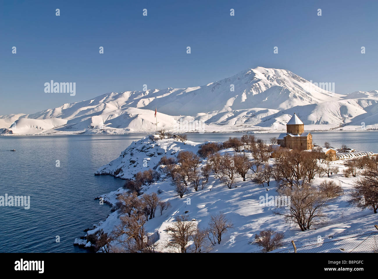 Escena de Invierno de la isla Akdamar Iglesia y el Lago Van de Turquía Foto de stock