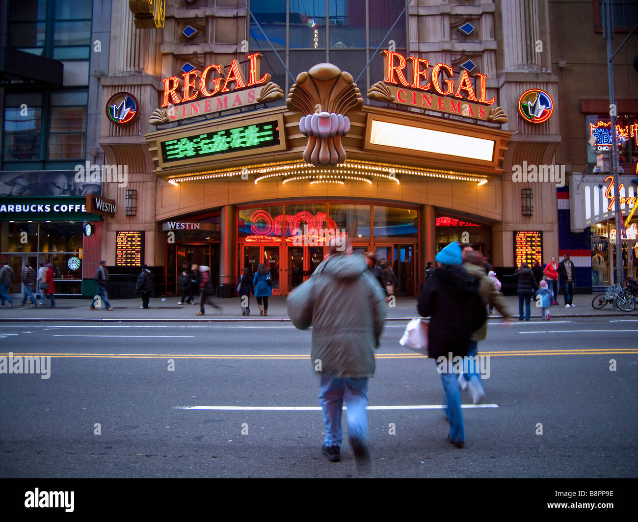 El Regal Cinemas en Times Square en Nueva York Fotografía de stock - Alamy