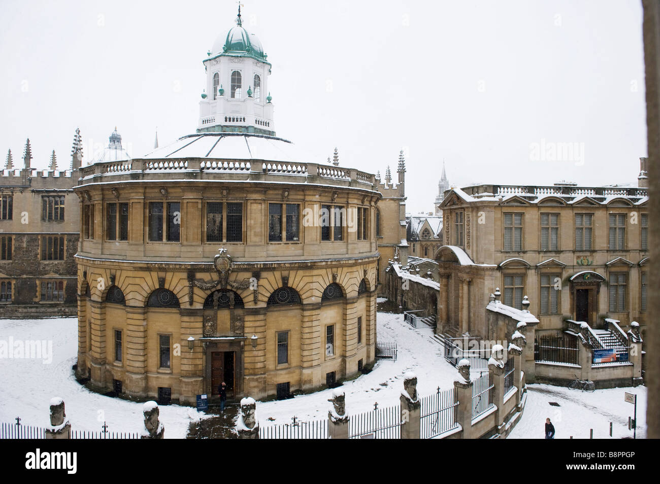 La nieve cubre las estatuas del emperador y el Teatro Sheldonian de Oxford University Foto de stock