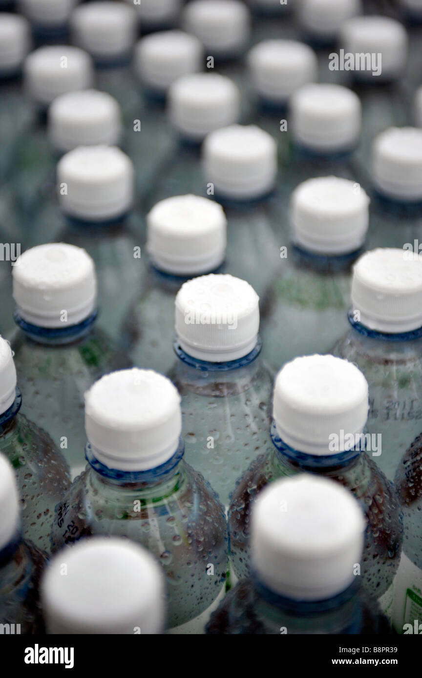 Tapas de botellas de agua mineral en botellas Foto de stock