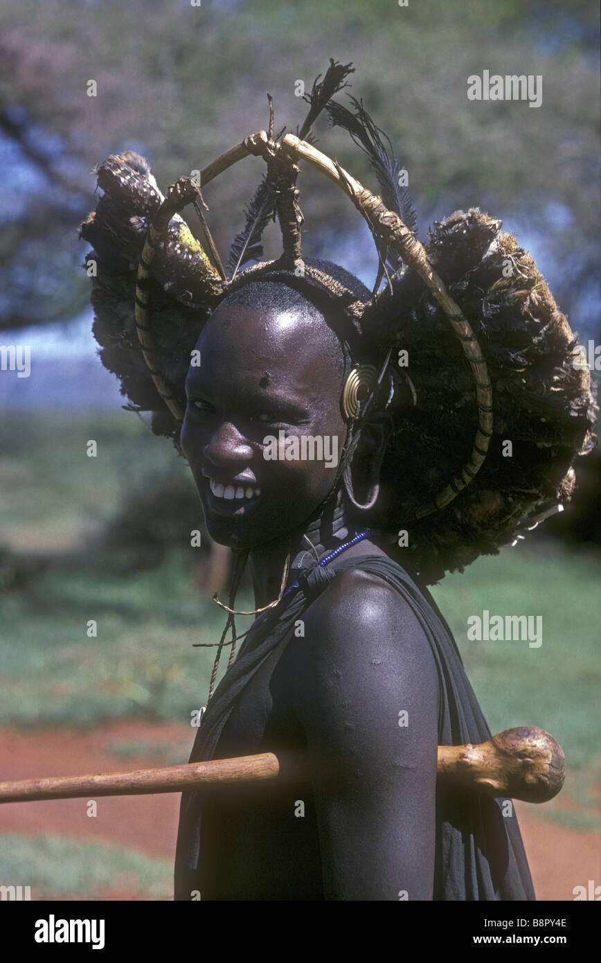 Portait De Jóvenes Maasai Moran Con Tocado De Aves Después De La Circuncisión En El Sur De