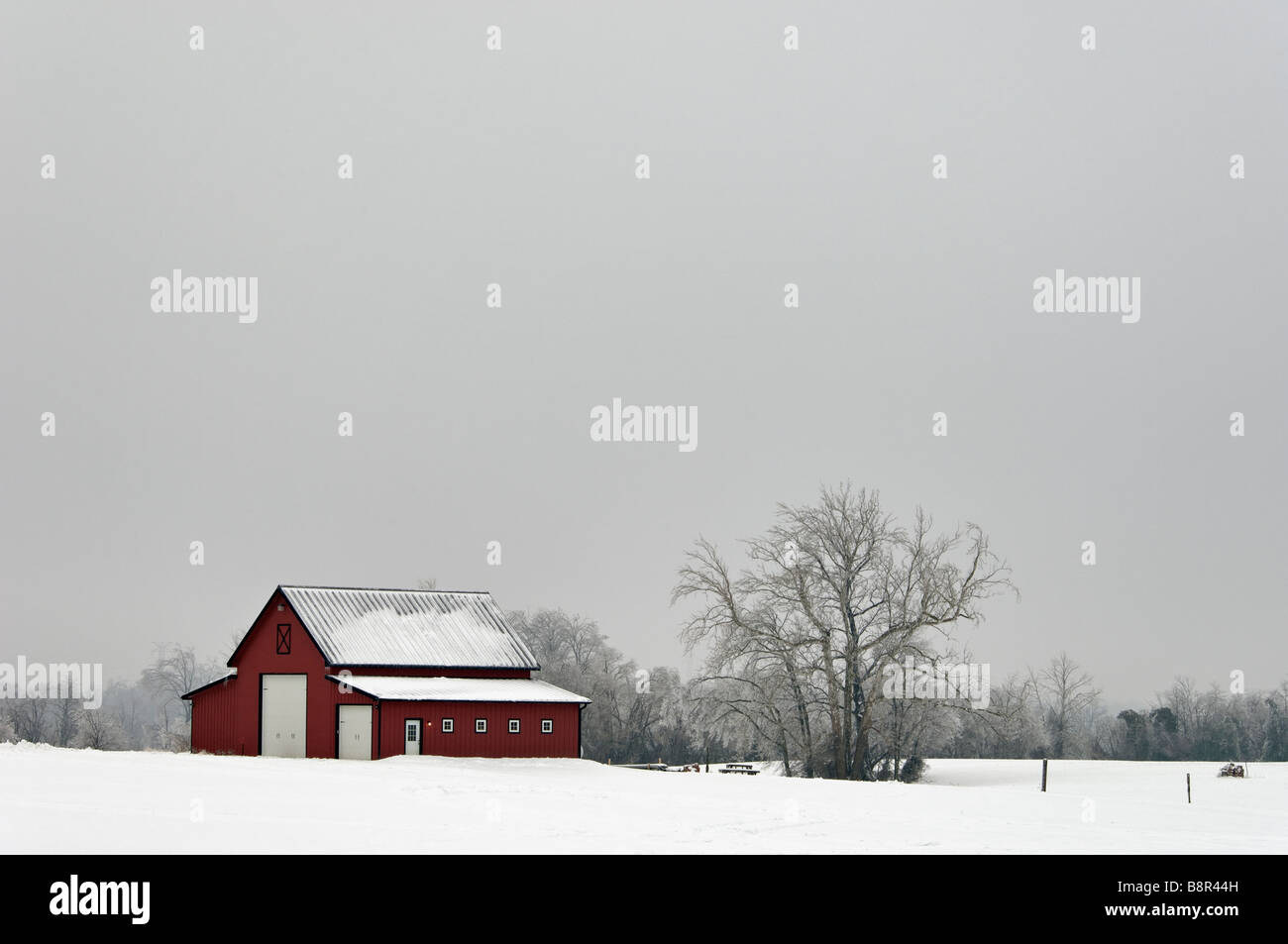 Red Barn cubiertos de nieve en Nueva Floyd County Indiana Foto de stock