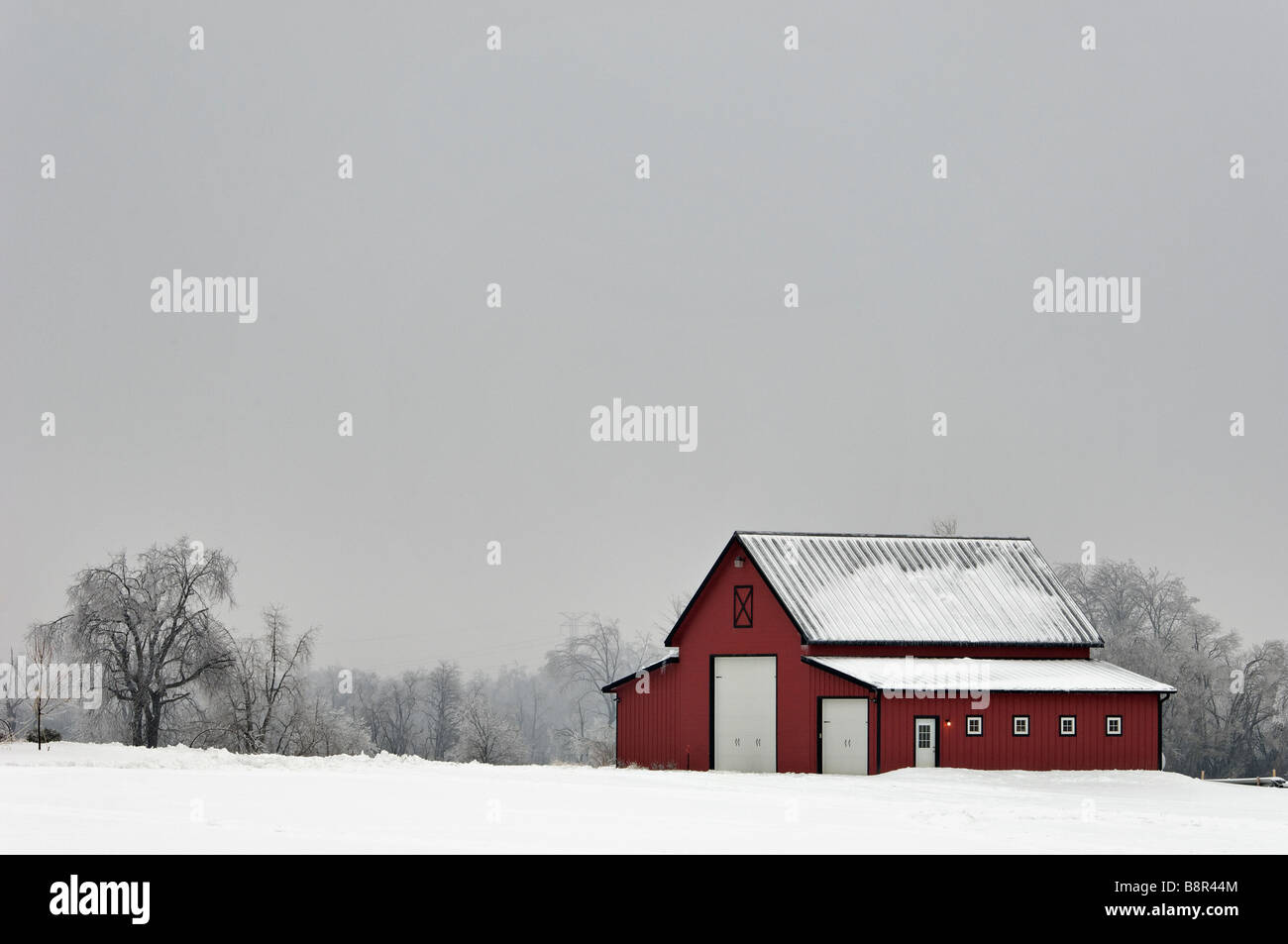 Red Barn cubiertos de nieve en Nueva Floyd County Indiana Foto de stock