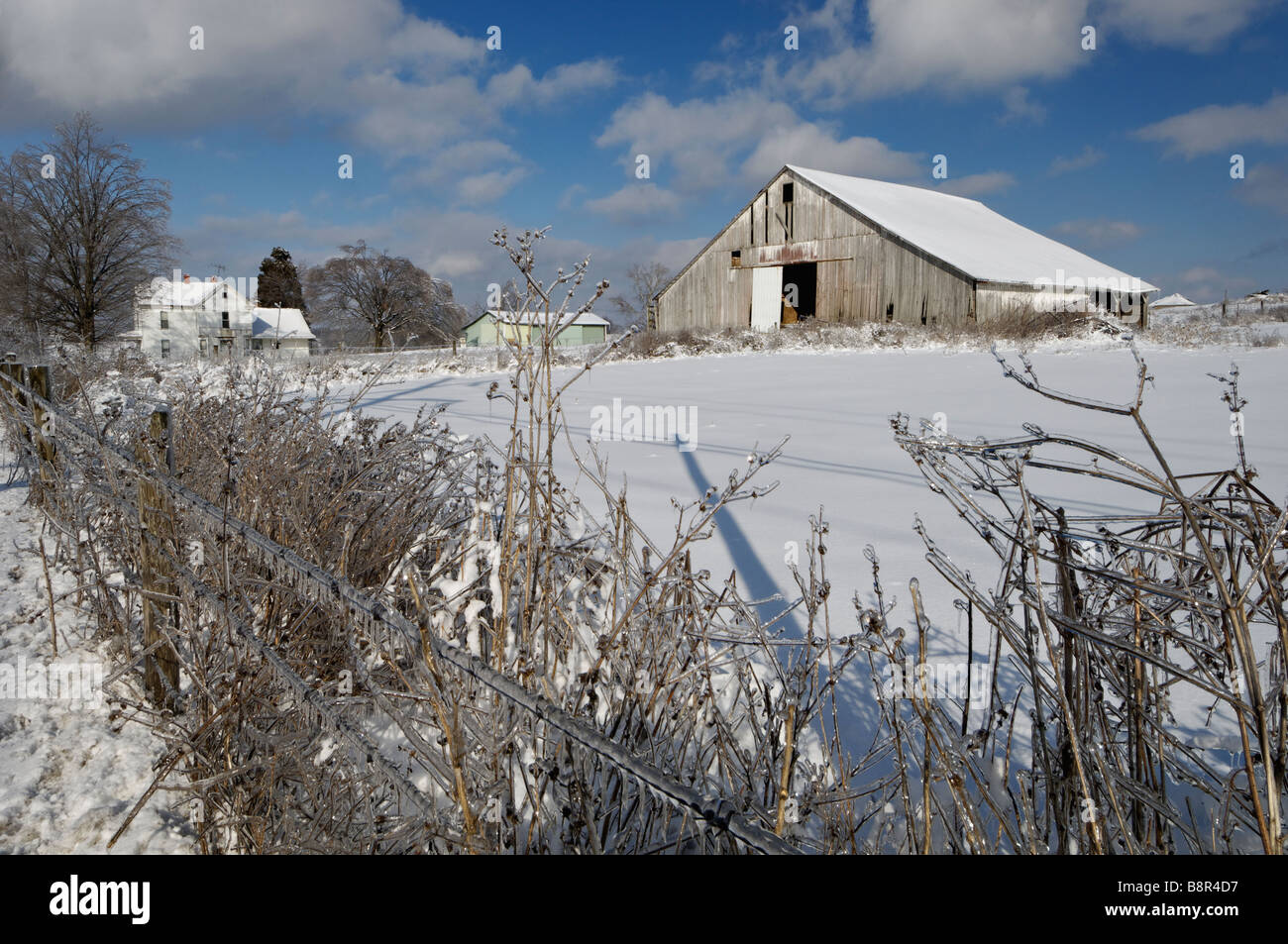 Granja del medio oeste cubierto de nieve y hielo después de la tormenta de hielo en Floyd County Indiana Foto de stock