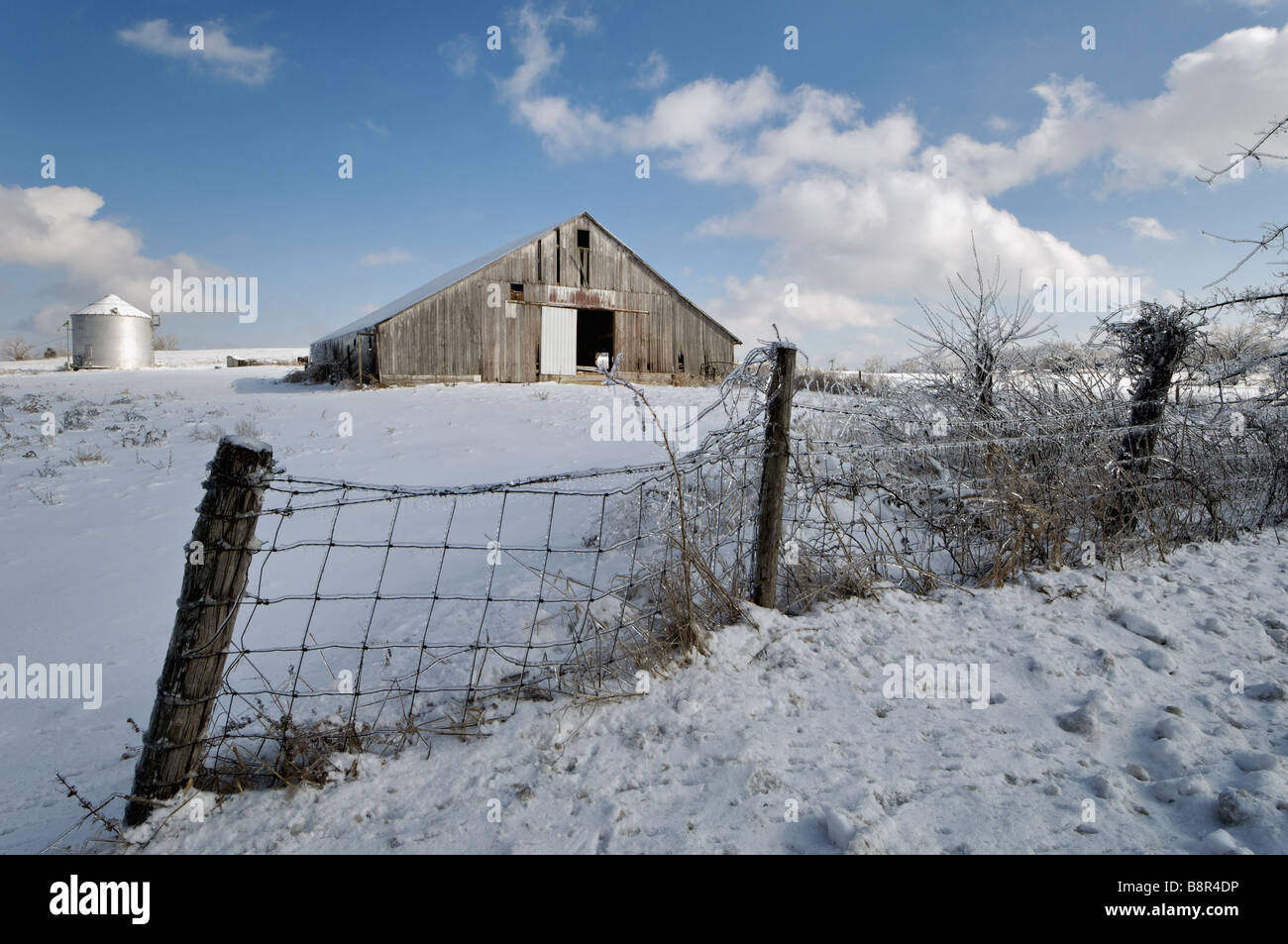 Granja del medio oeste cubierto de nieve y hielo después de la tormenta de hielo en Floyd County Indiana Foto de stock