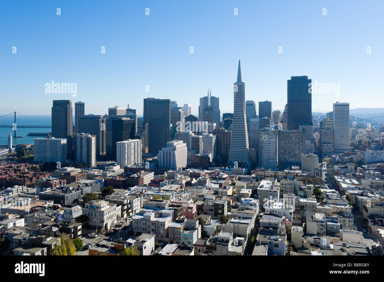El distrito financiero del centro de la parte superior de la torre Coit onTelegraph Hill, San Francisco, California, EE.UU. Foto de stock