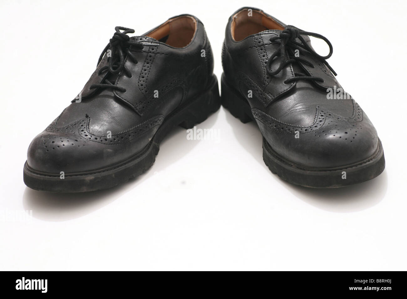 Cerca de unos zapatos de cuero negro Fotografía de stock - Alamy