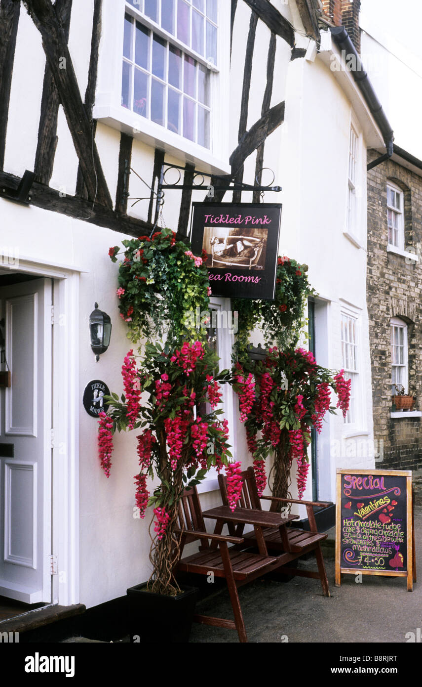 Salones de té tienda de té inglés Tickled Pink Lavenham Suffolk pintoresco encanto tradicional encantador East Anglia Suffolk Inglaterra Foto de stock