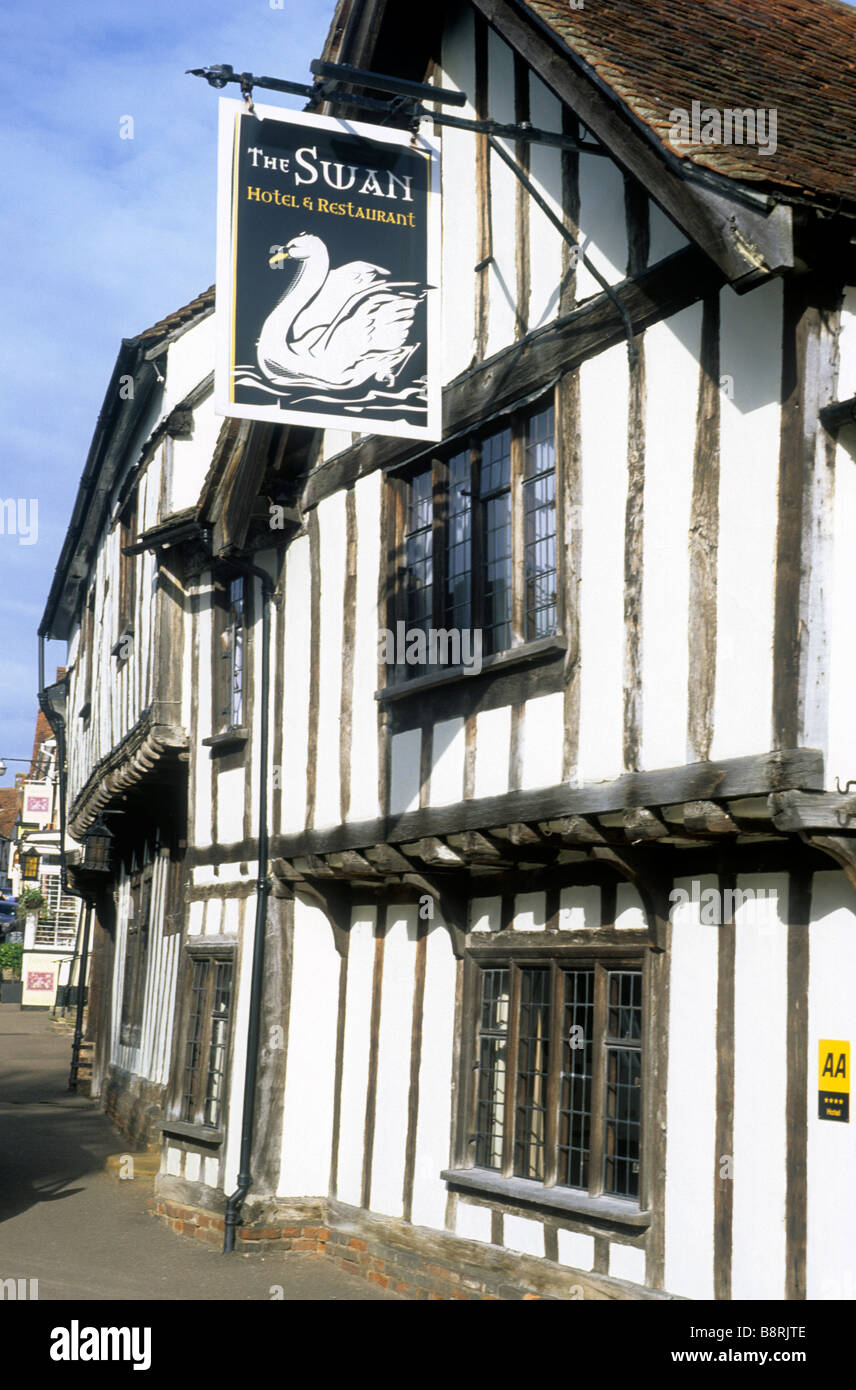 El Hotel Swan Inn firmar Lavenham Suffolk Inglaterra en blanco y negro de madera del edificio Tudor inglés del siglo XVI el encanto de la arquitectura Foto de stock