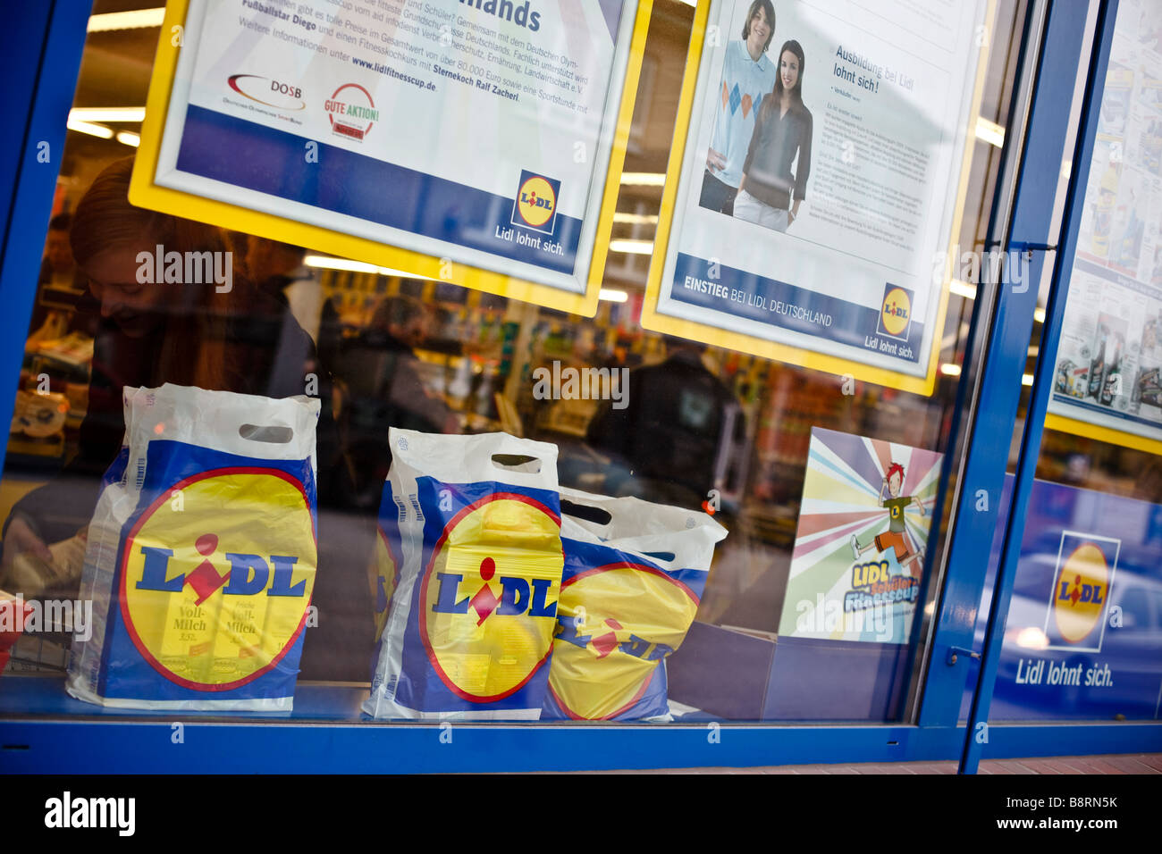 Bolsas de compras en Lidl en Hamburgo, Alemania Fotografía de -