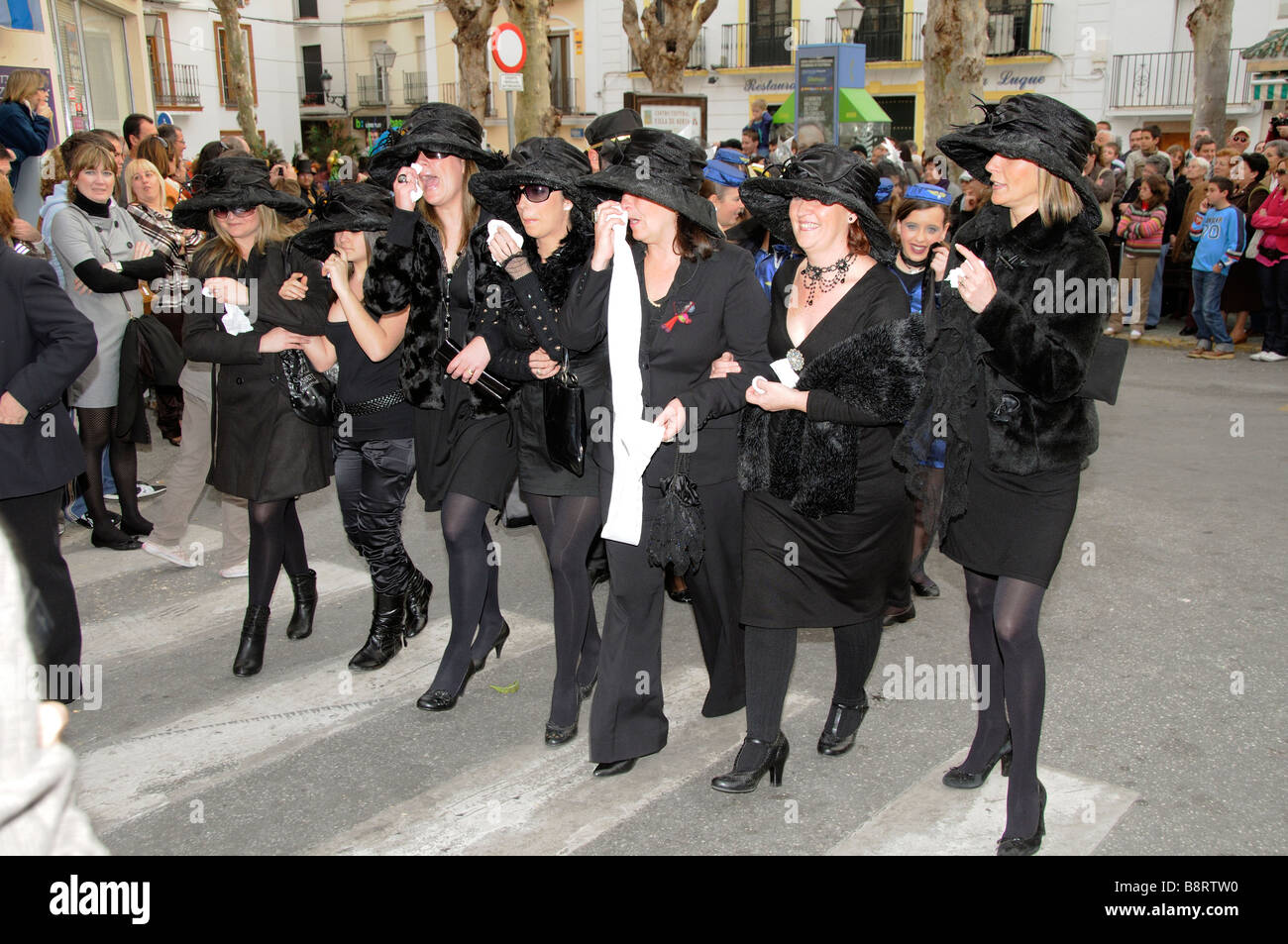Las viudas desfilando en un desfile de carnaval para celebrar el entierro  de la sardina en un bebé Chanquete Nerja España meridional Fotografía de  stock - Alamy