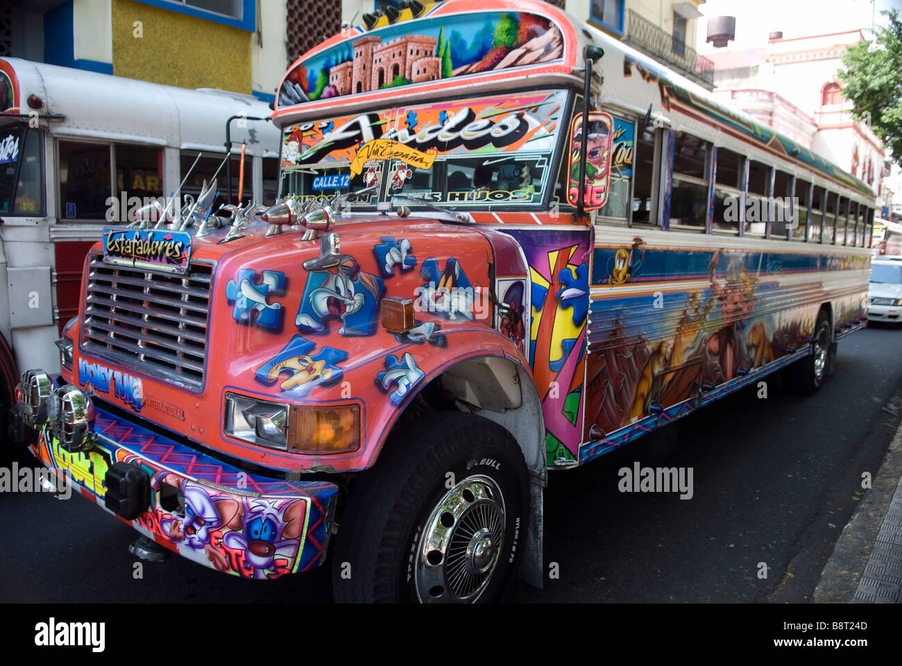 Impresionante ‘Diablo Rojo’ en autobús en la Ciudad de Panamá
