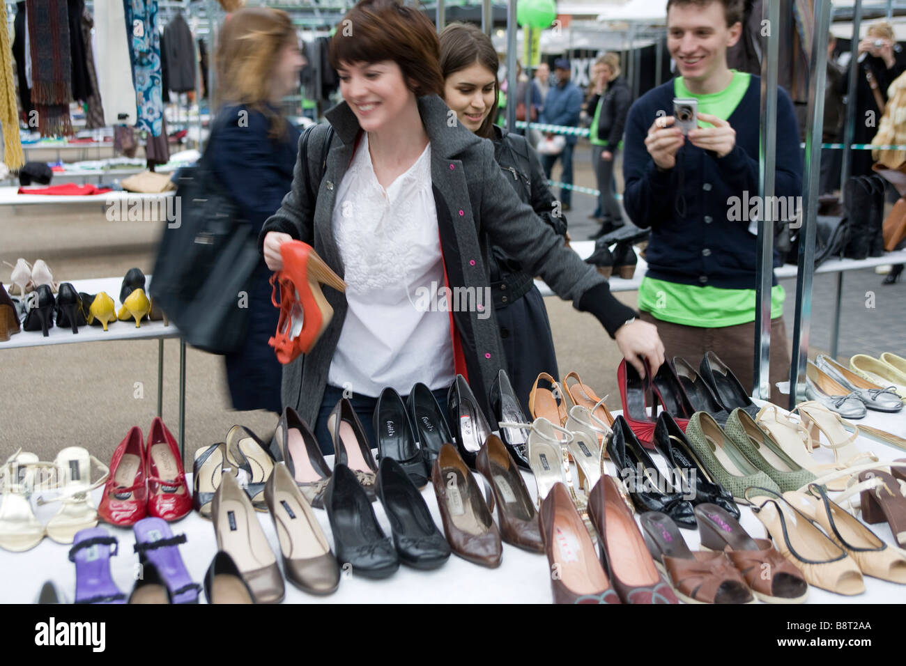 Evento de intercambio de ropa en Londres,Spitalfields Market.la gente intercambia su ropa gratis para una nueva adición a su vestuario. Foto de stock