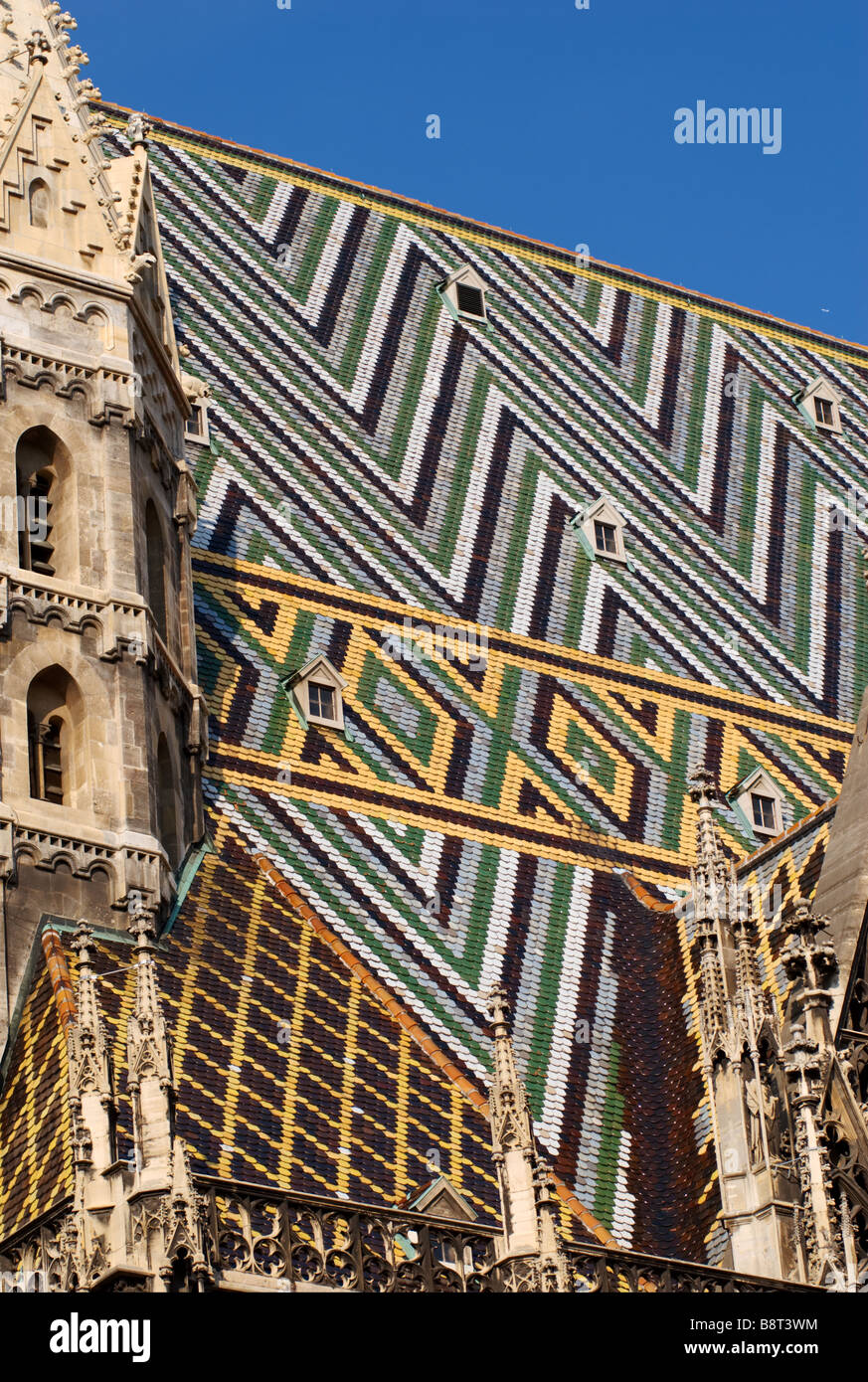 Azulejos de colores en techo de la Catedral Esteban Viena Austria Fotografía stock - Alamy