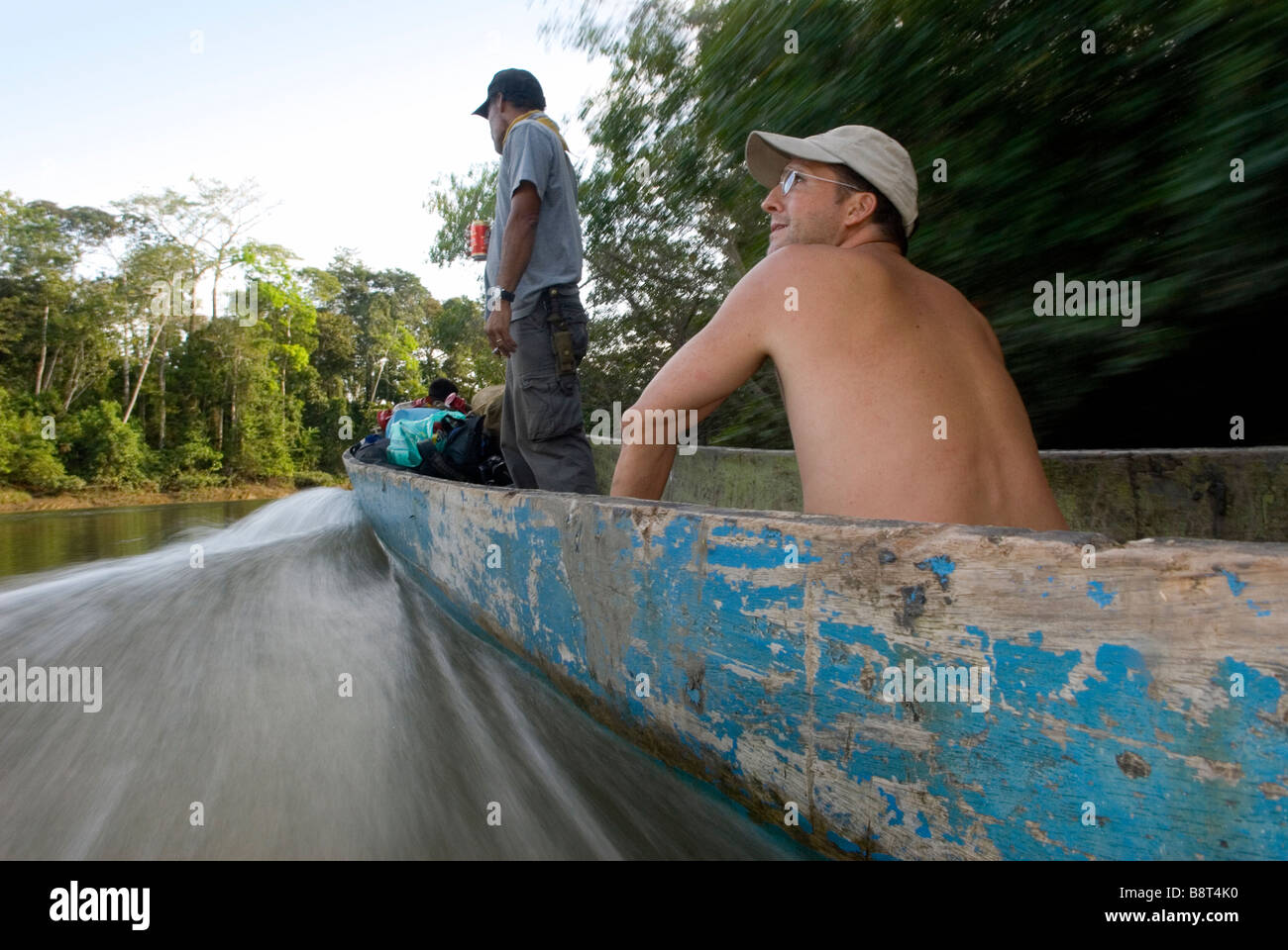 Canoa motorizada en Darién de Panamá Fotografía de stock - Alamy