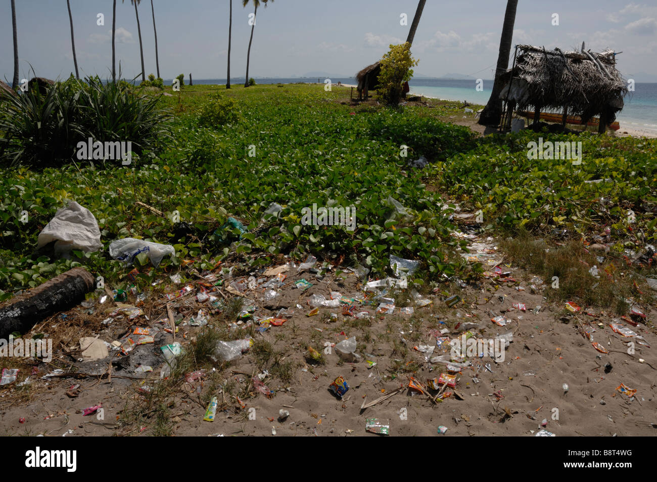 Contaminación por basura Pulau Sibuan Semporna Sabah Malasia Borneo del sudeste de Asia Foto de stock