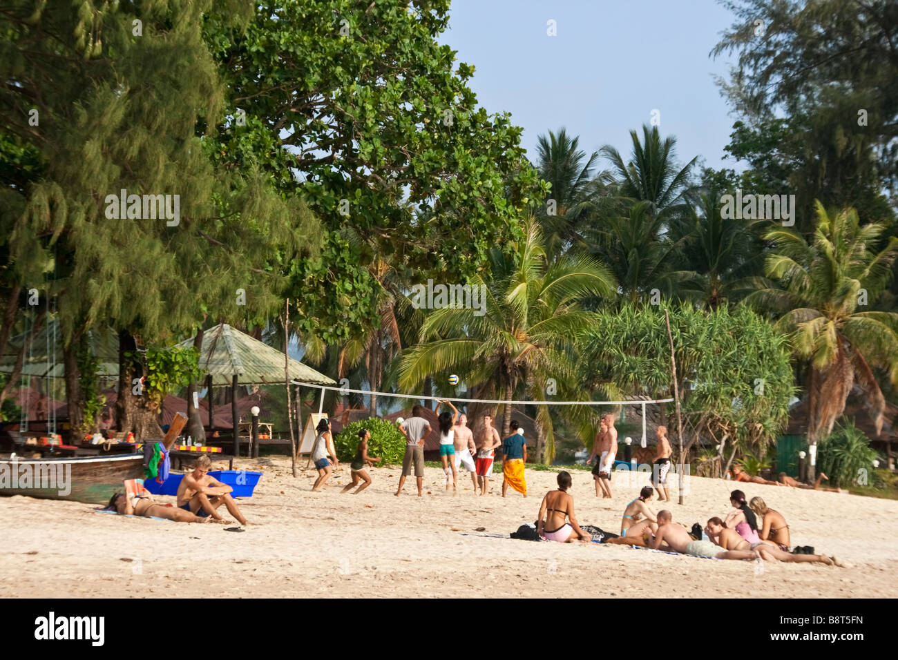 La vida de playa en Long beach volley de playa de Koh Lanta Tailandia Foto de stock