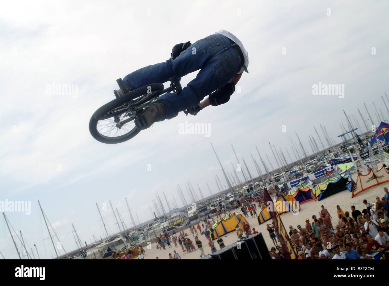 césped Gobernable Arne BMX-rider después de saltar desde una rampa, España, Palma de Mallorca,  Balearen Fotografía de stock - Alamy