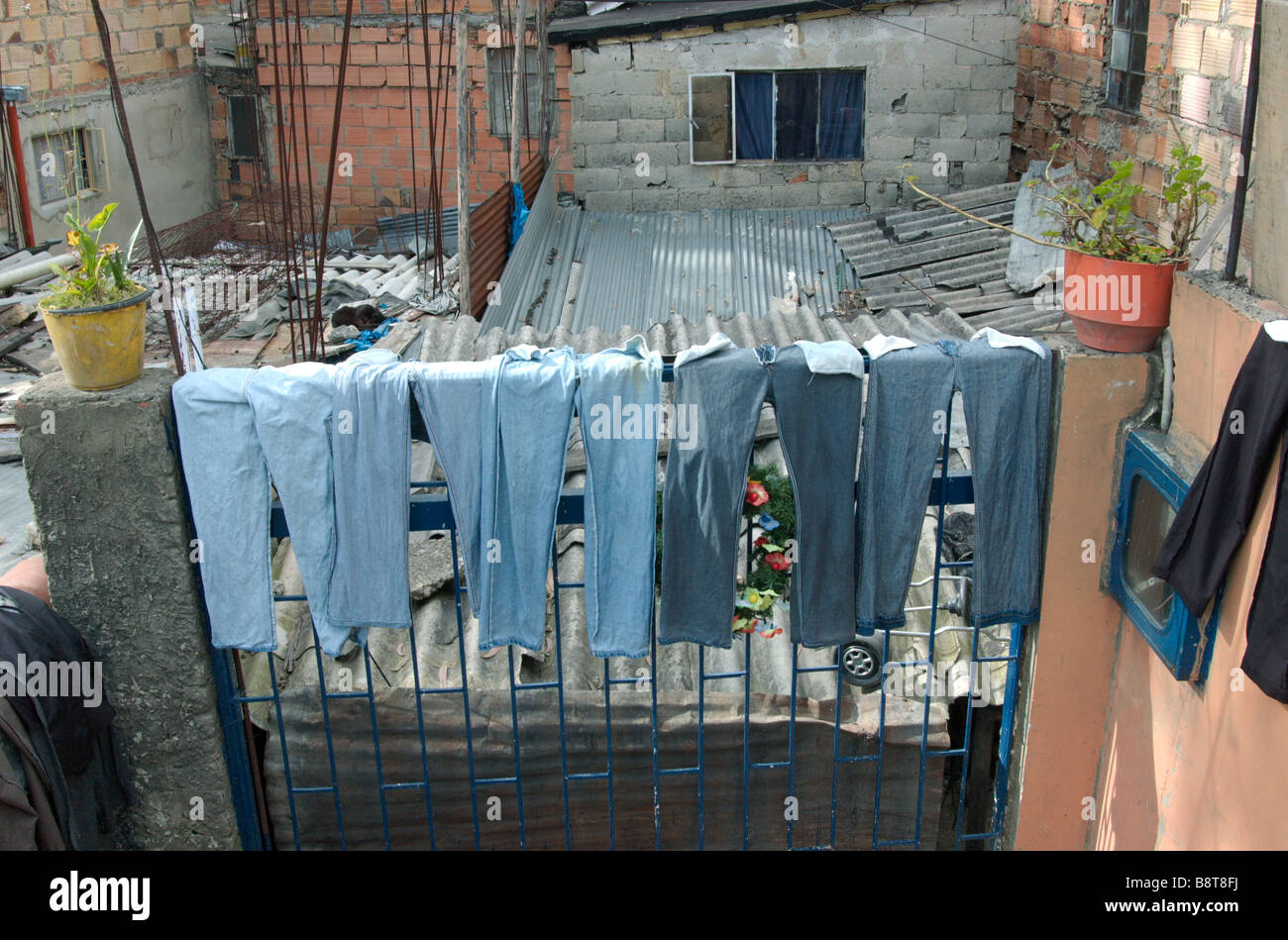 Cinco pares de pantalones vaqueros secándose al sol; de Chapinero, Bogotá  Colombia Fotografía de stock - Alamy