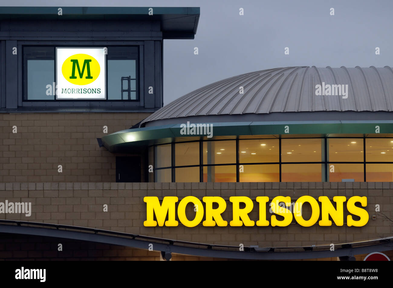 Un supermercado Morrison en la noche Foto de stock