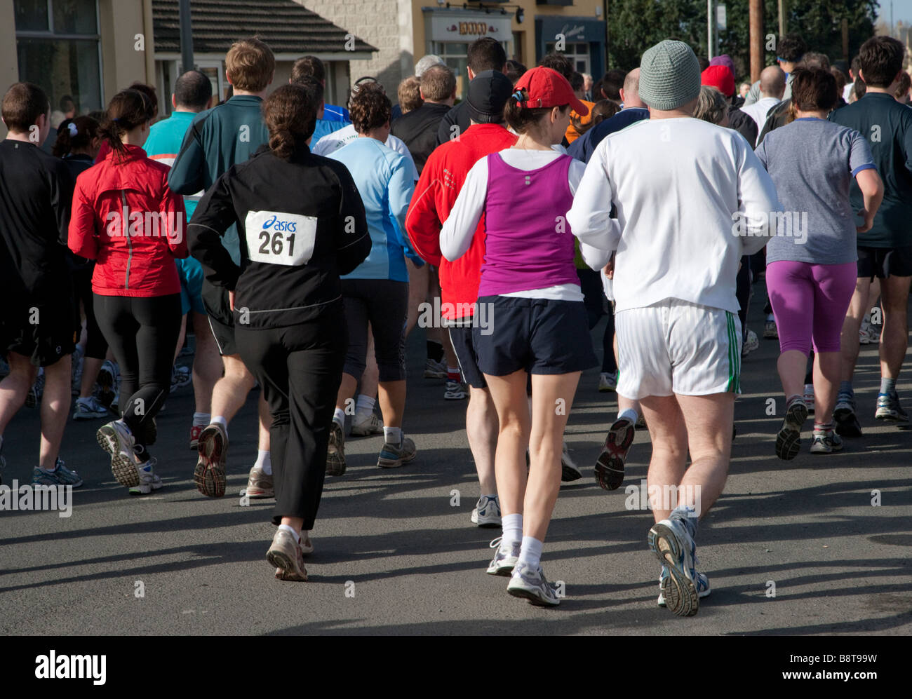 La caridad corredores en el inicio de la carrera de 10 kilómetros, Irlanda Foto de stock