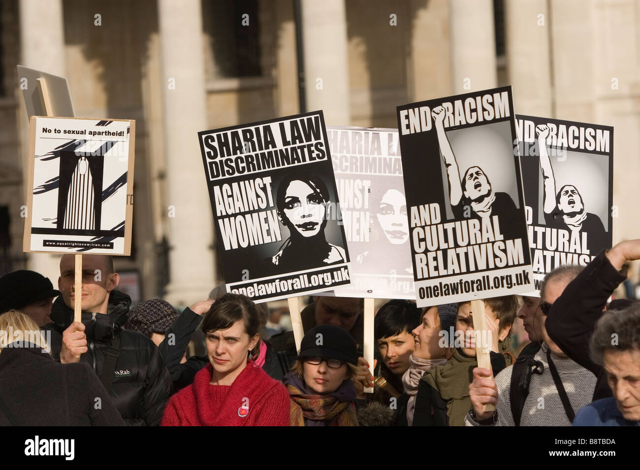 La ley sharia contra manifestantes en Trafalgar Square en Londres Foto de stock