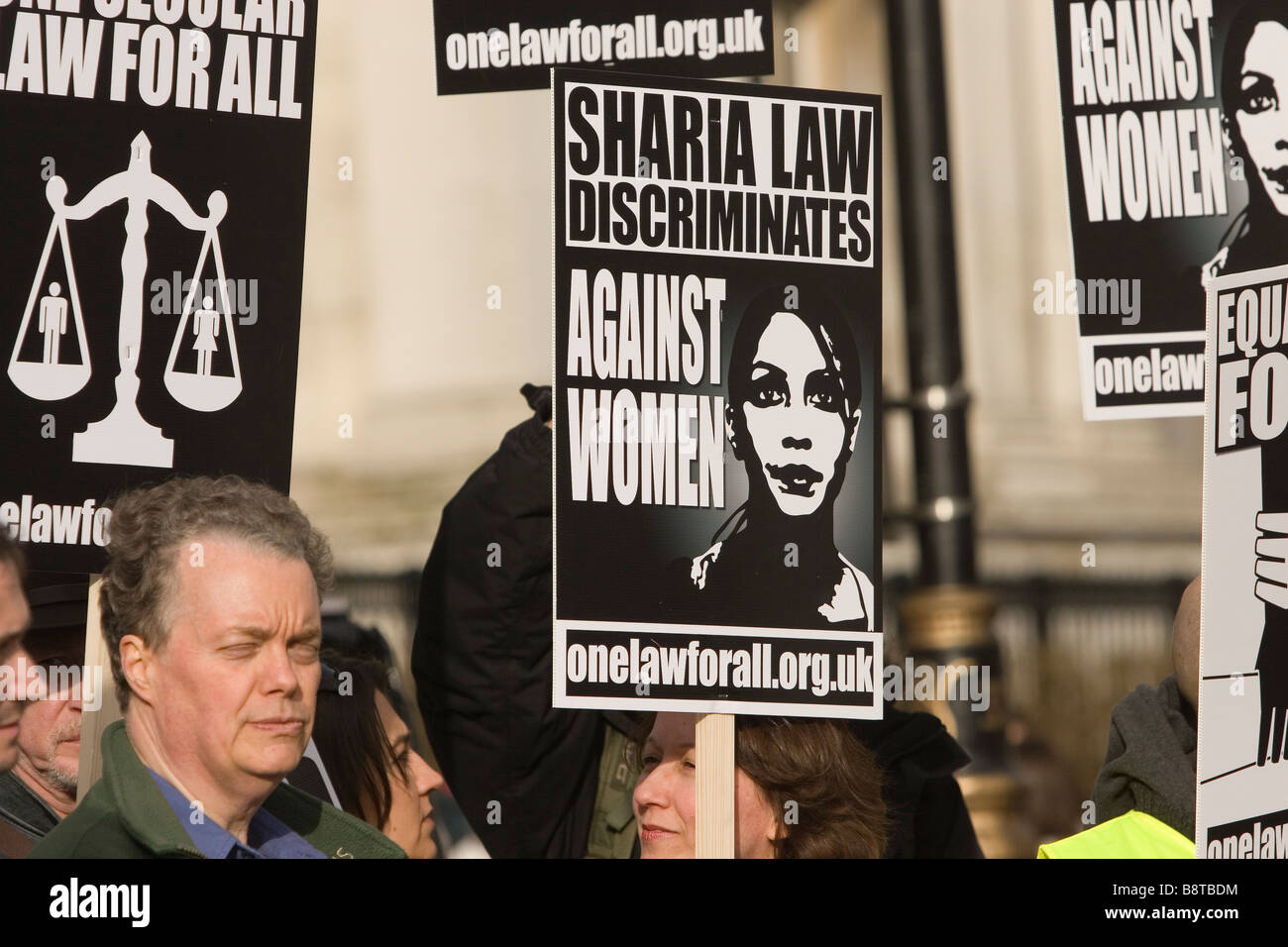 La ley sharia contra manifestantes en Trafalgar Square en Londres Foto de stock