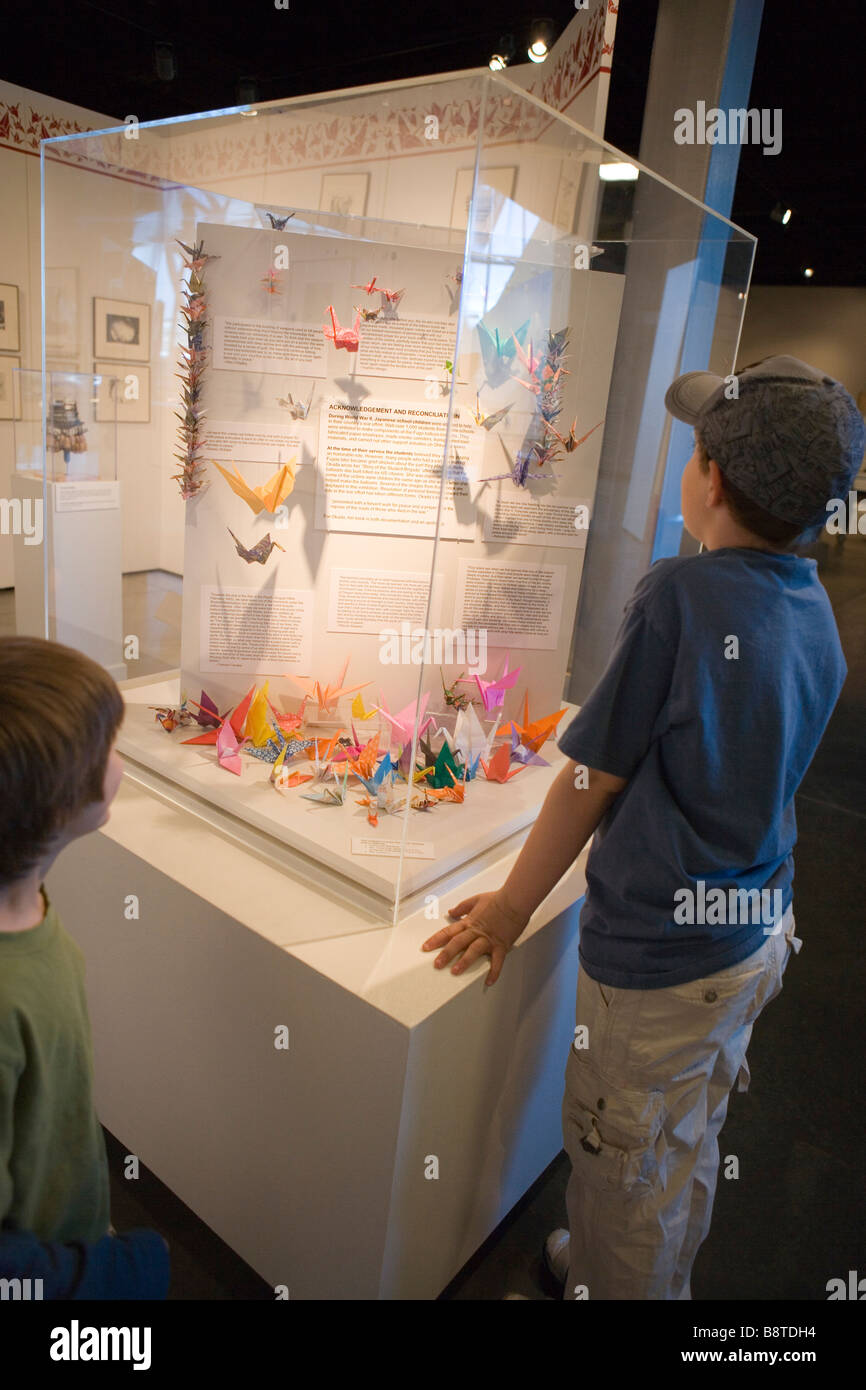 Niños mirando la paz, exposición en el museo del globo, Albuquerque, Nuevo México, visualización de la lectura sobre el niño estatua de paz Foto de stock