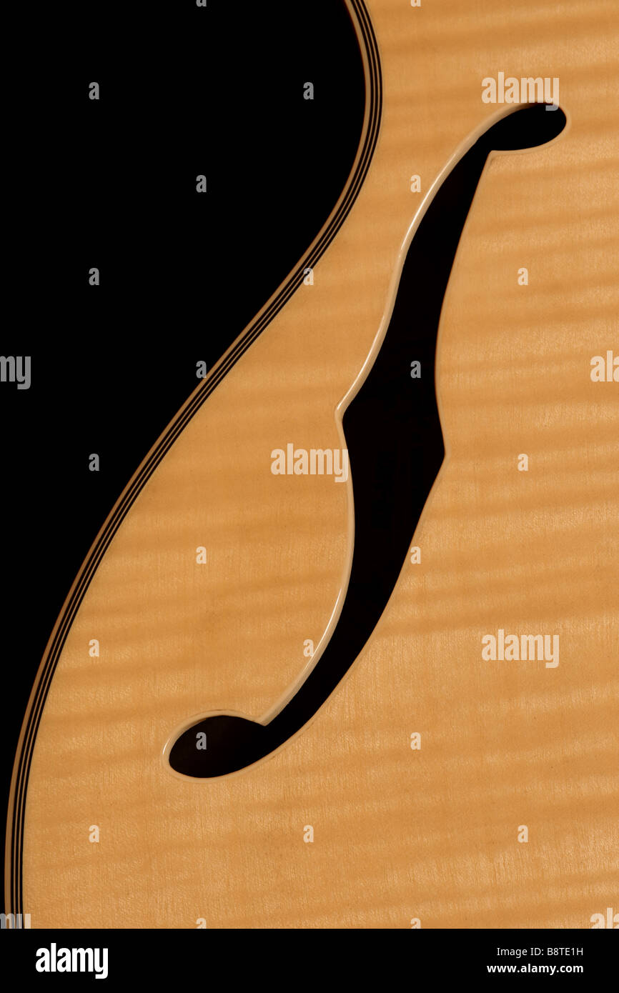 Cerca de un F-agujero de una guitarra Washburn HB-35 Fotografía de stock -  Alamy