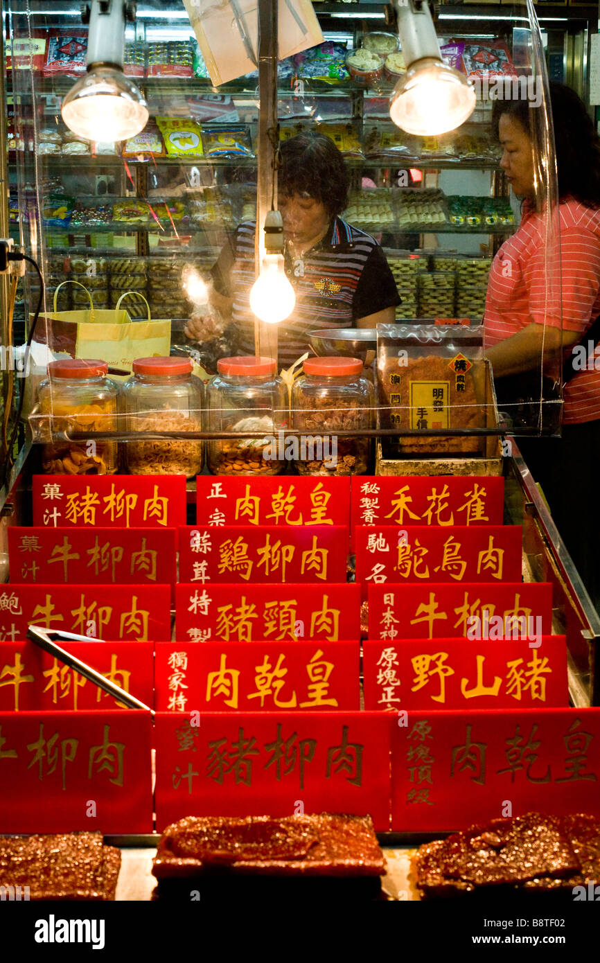 Puesto de venta de calle Char Sui costillas de cerdo ahumado en el viejo centro de Macao, China. Foto de stock