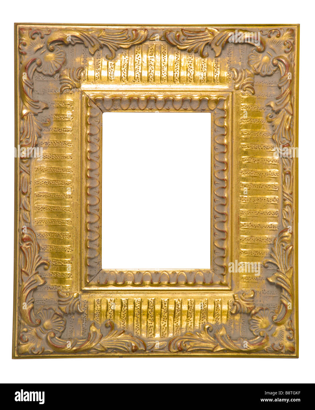 Marco dorado ornamentado sobre blanco Foto de stock