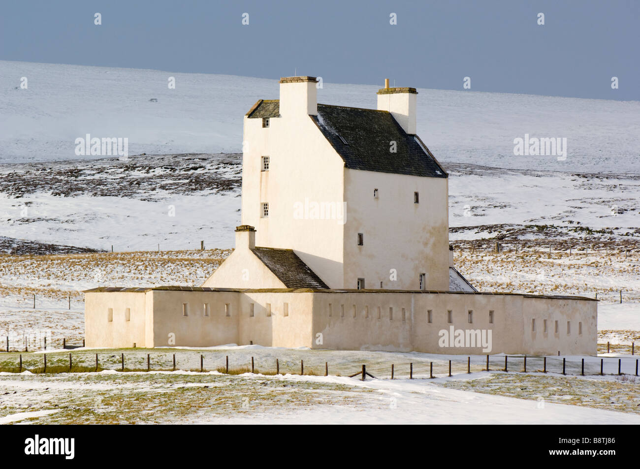 Corgarff Castle, en un páramo nevado arriba Strathdon, en Aberdeenshire, Highlands Escocesas. Foto de stock