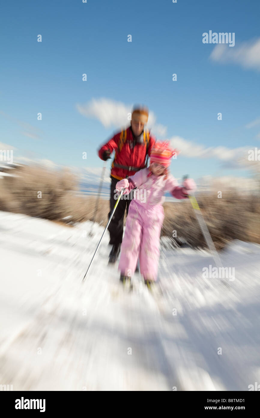 El padre y la hija de esquí. Foto de stock