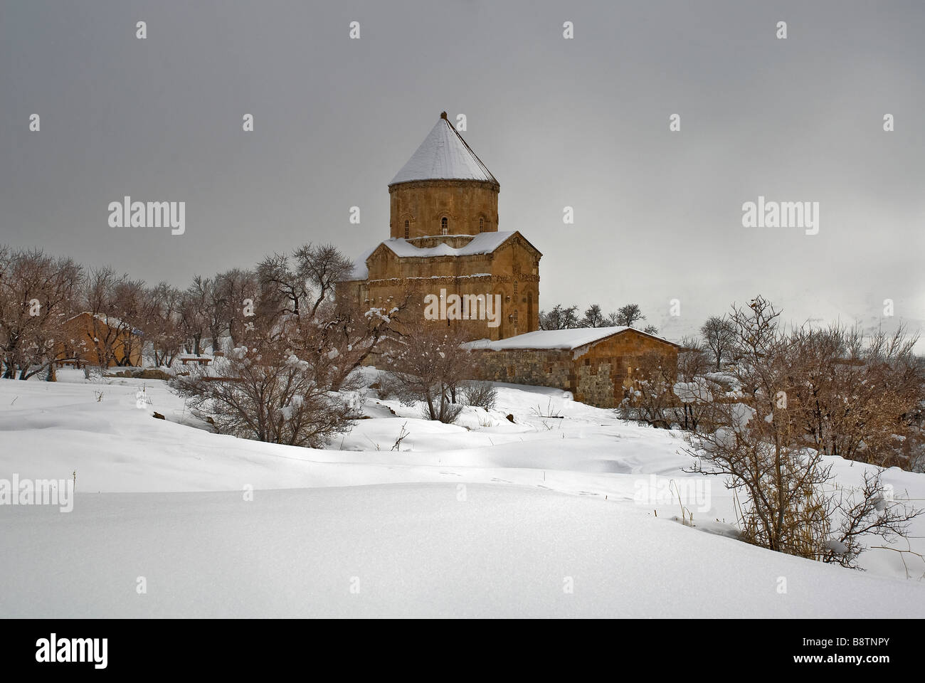 Escena de Invierno de la isla Akdamar Iglesia y el Lago Van de Turquía Foto de stock