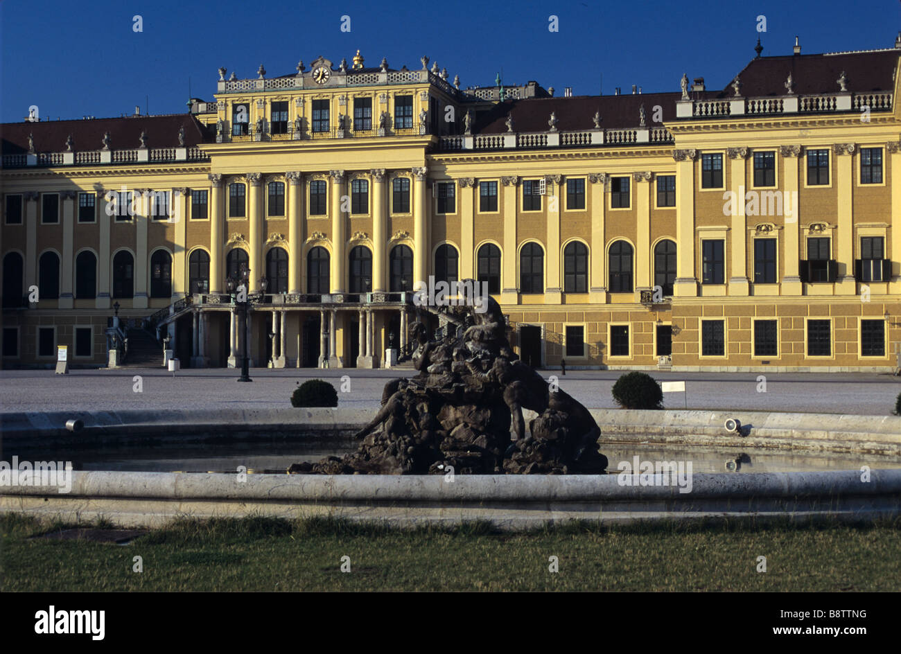 El barroco Schloss Schönbrunn Palace (1744-49), por el arquitecto Nikolaus Pacassi, & Fountain, Viena, Austria Foto de stock