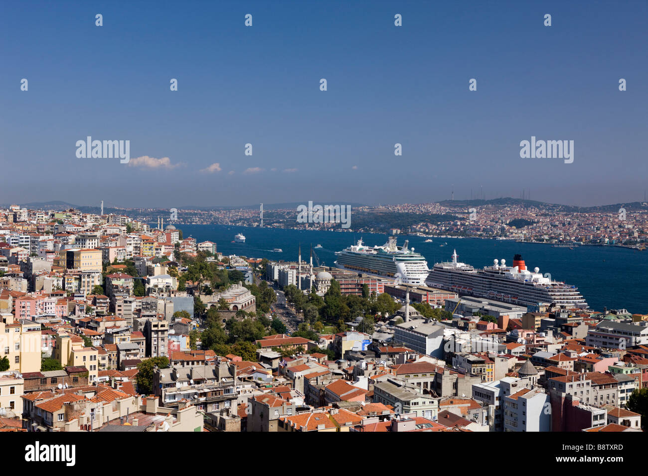 Vista desde la torre de Galata al Bósforo y Asien Continente Estambul Turquia Foto de stock