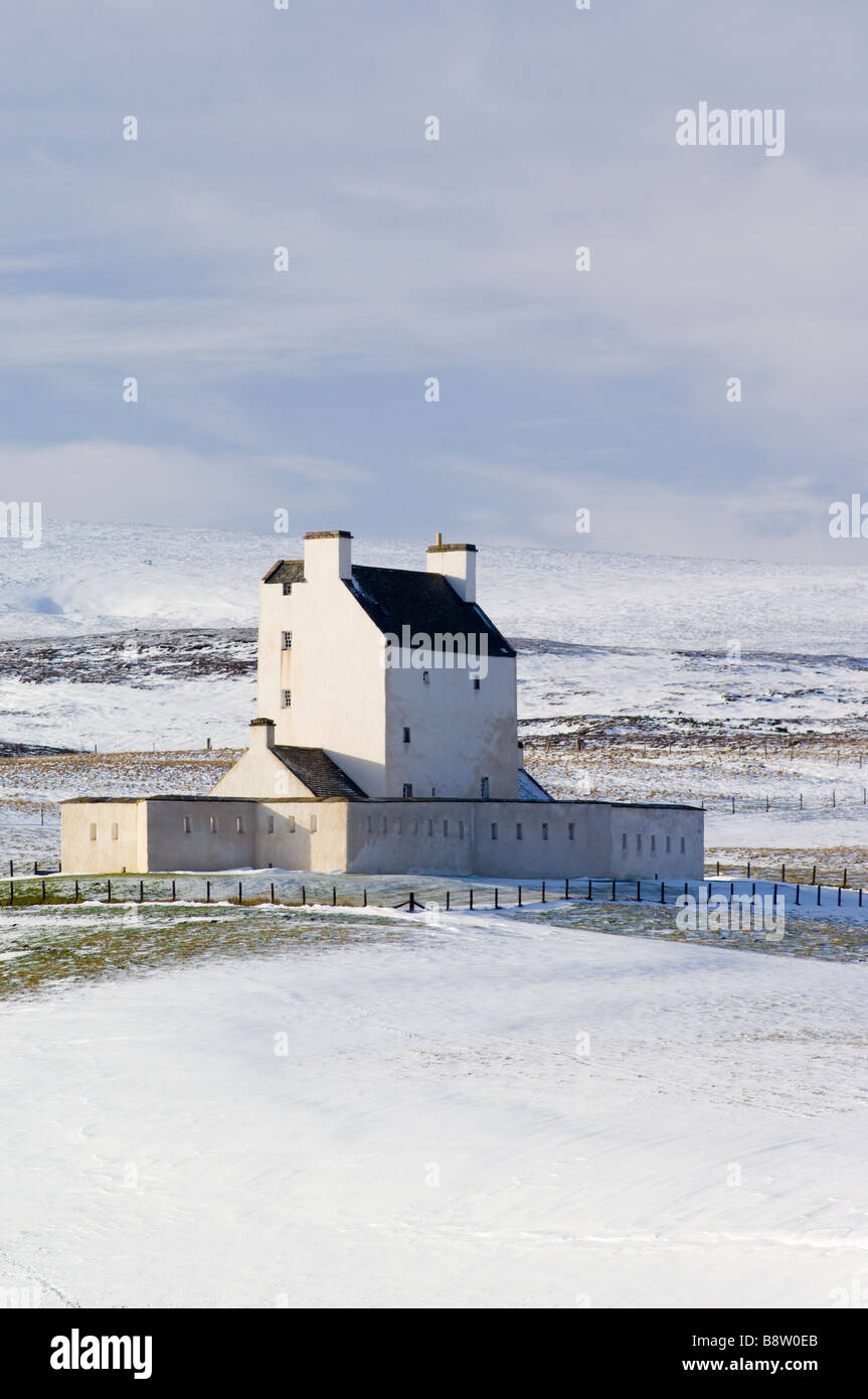 Corgarff Castle, en un páramo nevado arriba Strathdon, en Aberdeenshire, Highlands Escocesas. Foto de stock