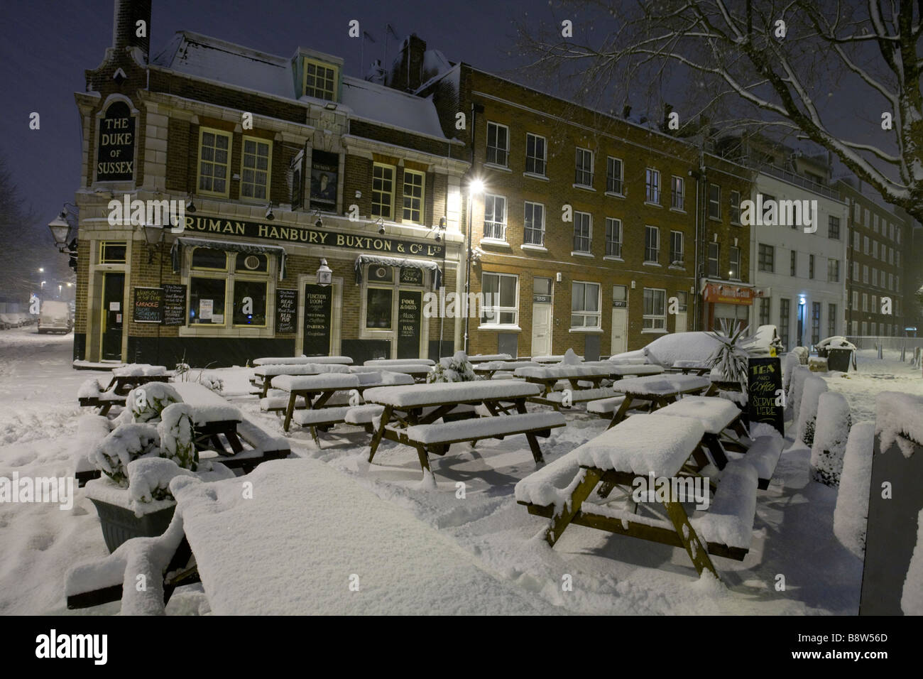 Waterloo Pub en nevada noche Foto de stock