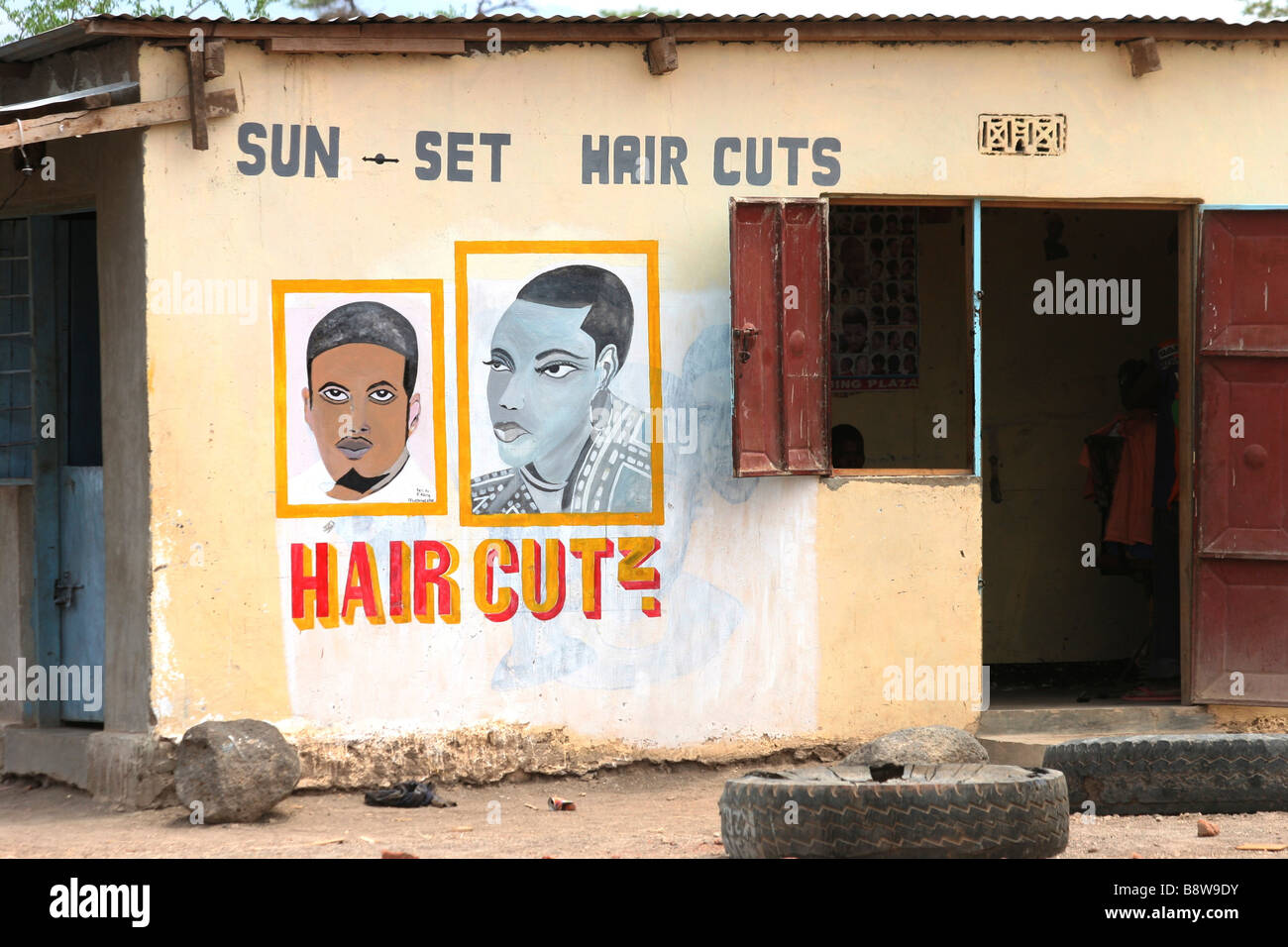Tanzania comunidad agrícola rural cortes de pelo en el centro del pueblo Foto de stock