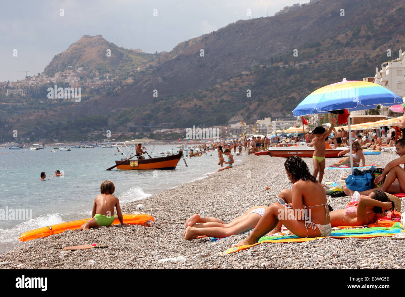 Bañistas en la playa en Letojanni Sicilia Italia Foto de stock