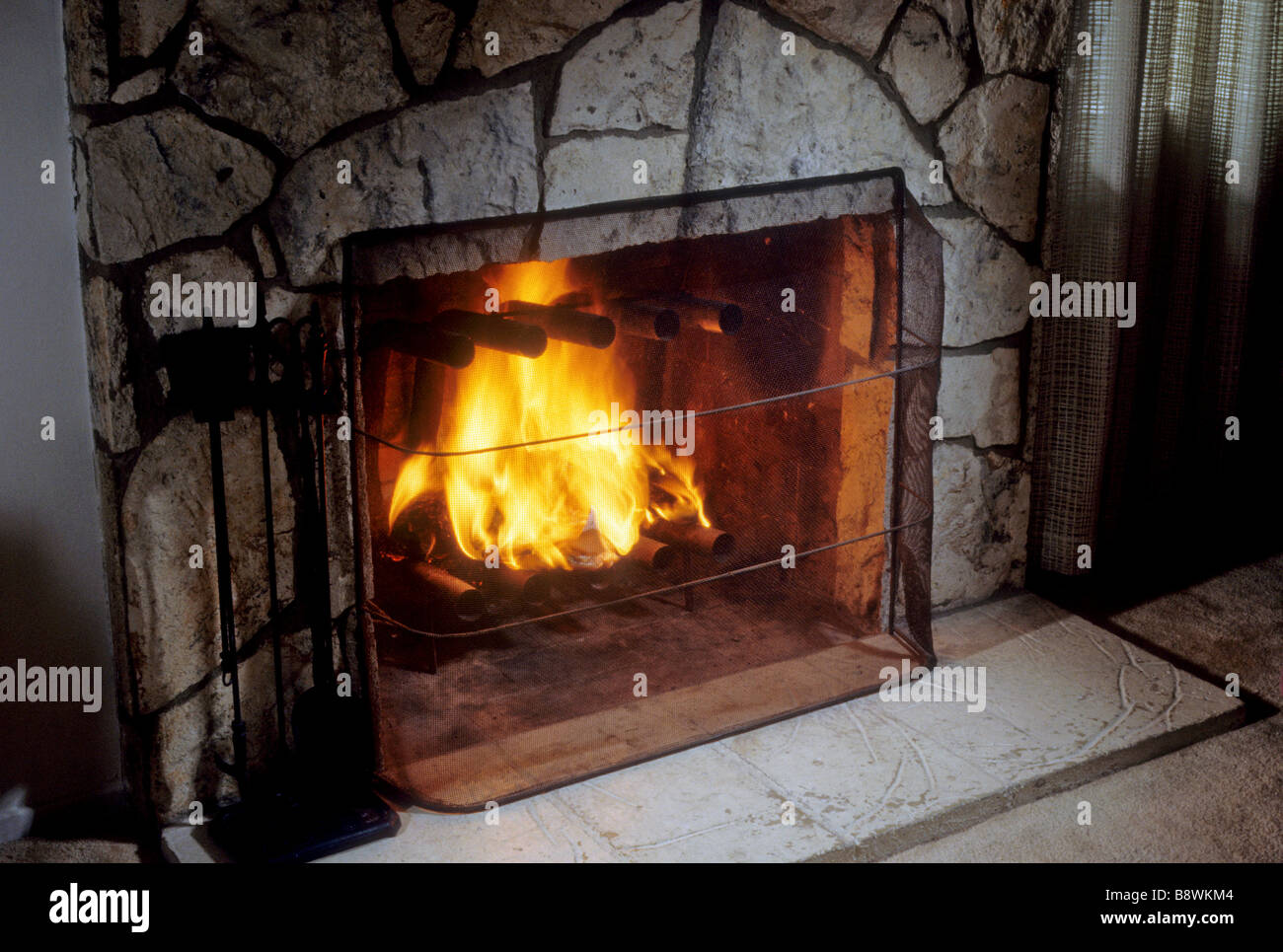 Rugido de fuego quemar madera chimenea hogar seguro seguridad pantalla  proteger bloque oro cálido color de llama calor casa home energy Fotografía  de stock - Alamy