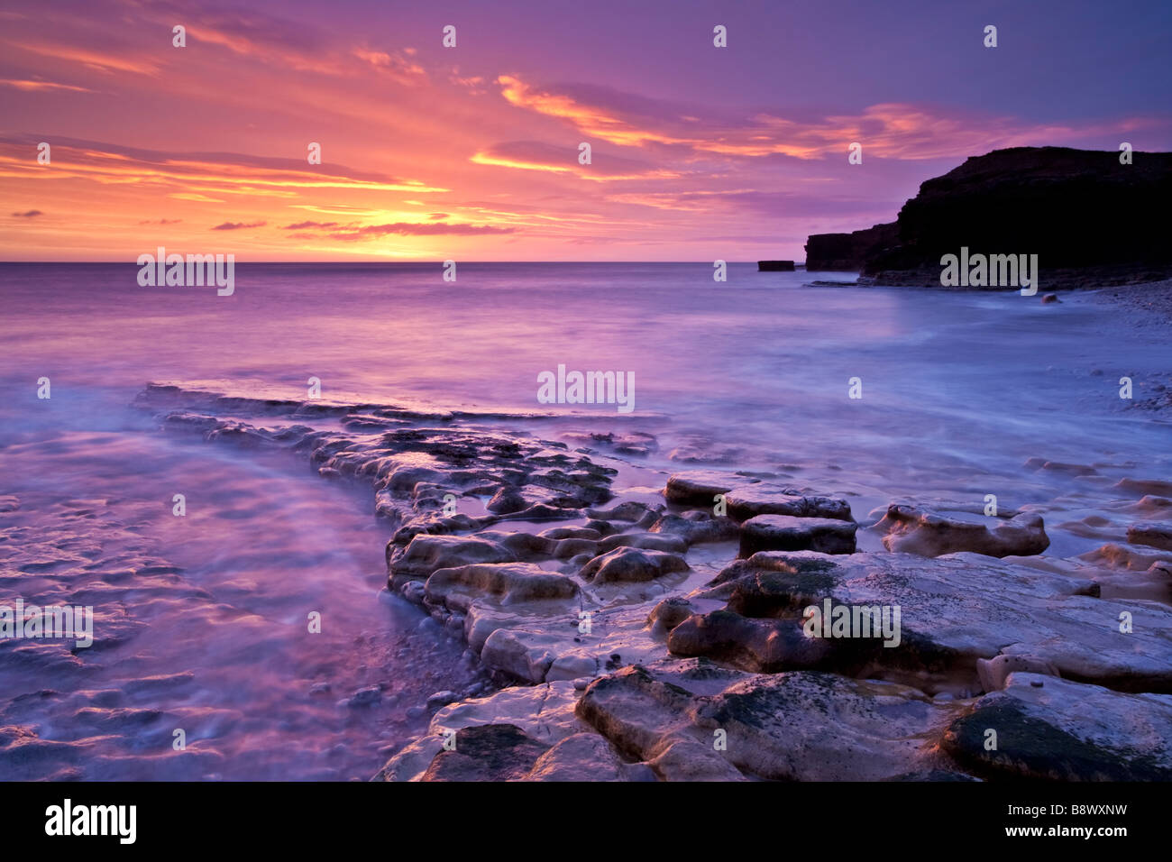 Pavimento de piedra caliza en las orillas del "Wherry' una cala en el South Tyneside costa cerca de South Shields y desgaste en Tyne, Inglaterra Foto de stock