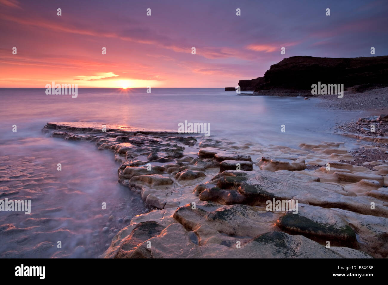 Pavimento de piedra caliza en las orillas del "Wherry' una cala en el South Tyneside costa cerca de South Shields y desgaste en Tyne, Inglaterra Foto de stock