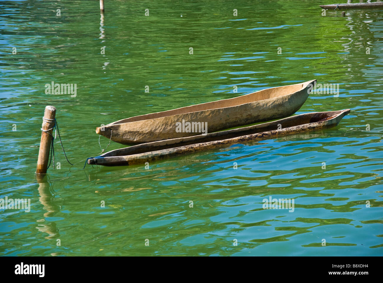 Réplica de la edad de piedra Unteruhldingen canoa Lago Constanza Baden Wuerttemberg Alemania | Nachbau eines Steinzeit Kanus, Bodensee Foto de stock