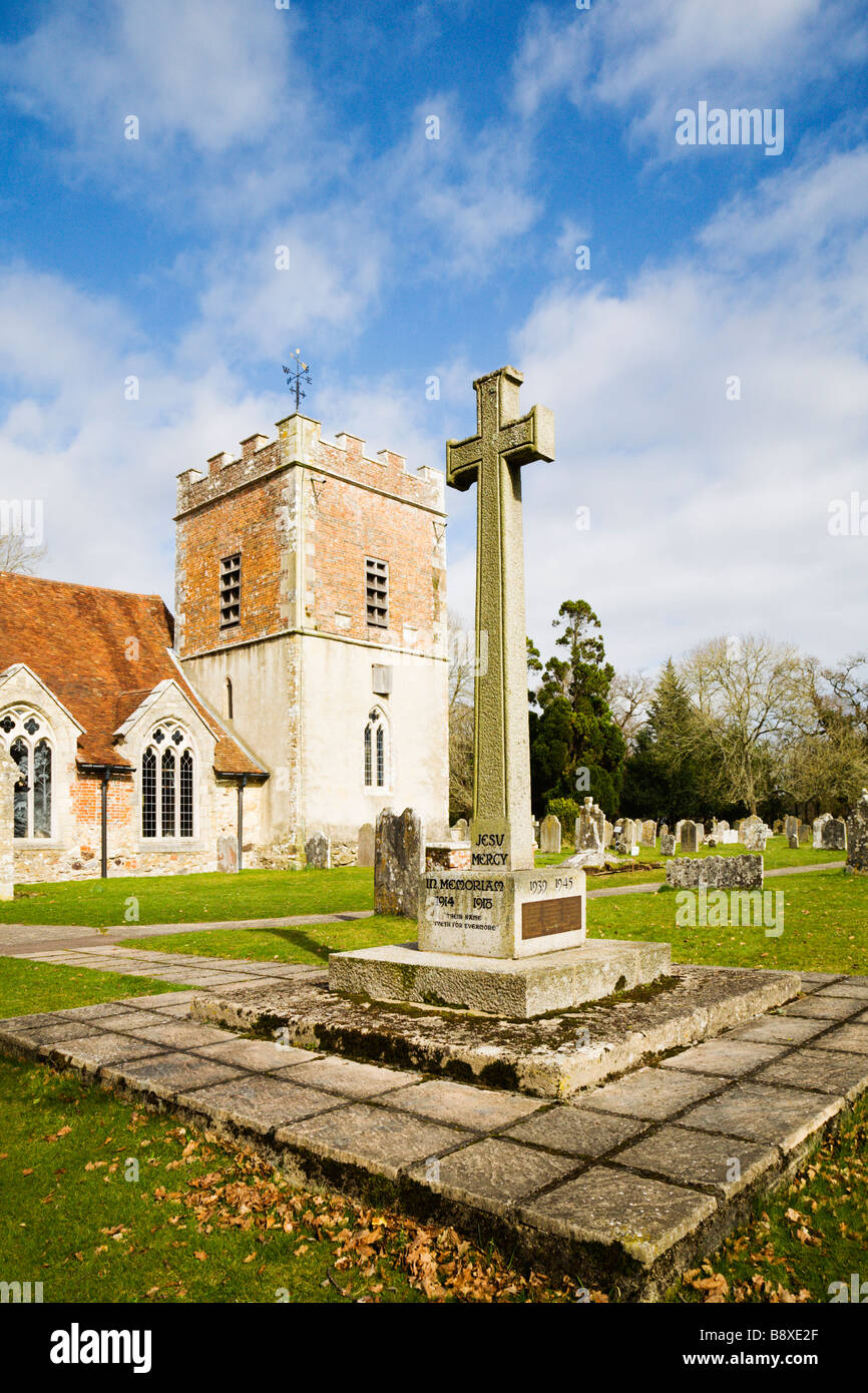 War Memorial y la iglesia parroquial de San Juan Bautista. Boldre, Hampshire. En el Reino Unido. Foto de stock