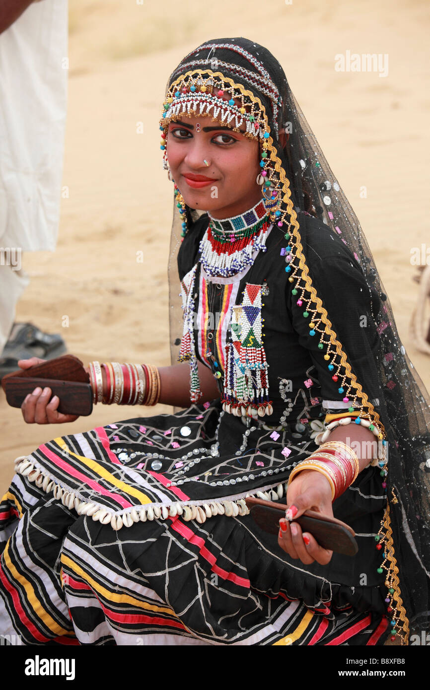 Desierto de Thar de Rajasthan India Sam Dunas de Arena joven mujer rajasthani Foto de stock