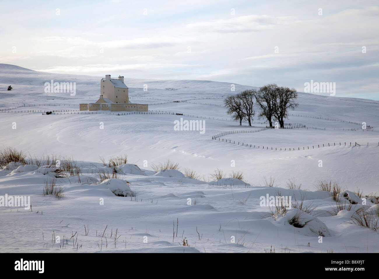 Puntos de referencia escoceses en la nieve. El punto de referencia estratégico y pequeño castillo histórico de Corgarff, casa de la torre en invierno, Strathdon, Aberdeenshire, Escocia, Reino Unido Foto de stock