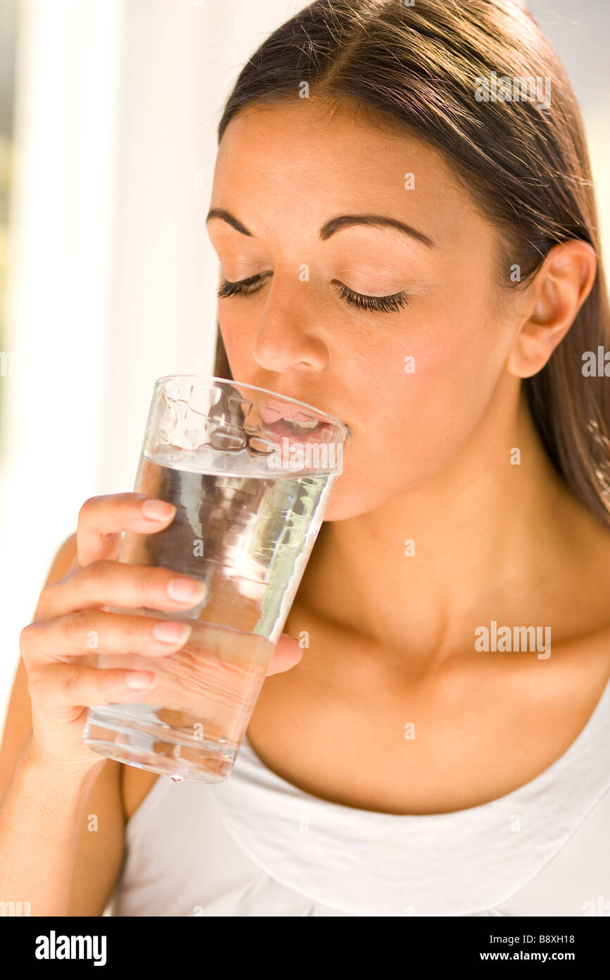 Chica vaso de agua potable Foto de stock