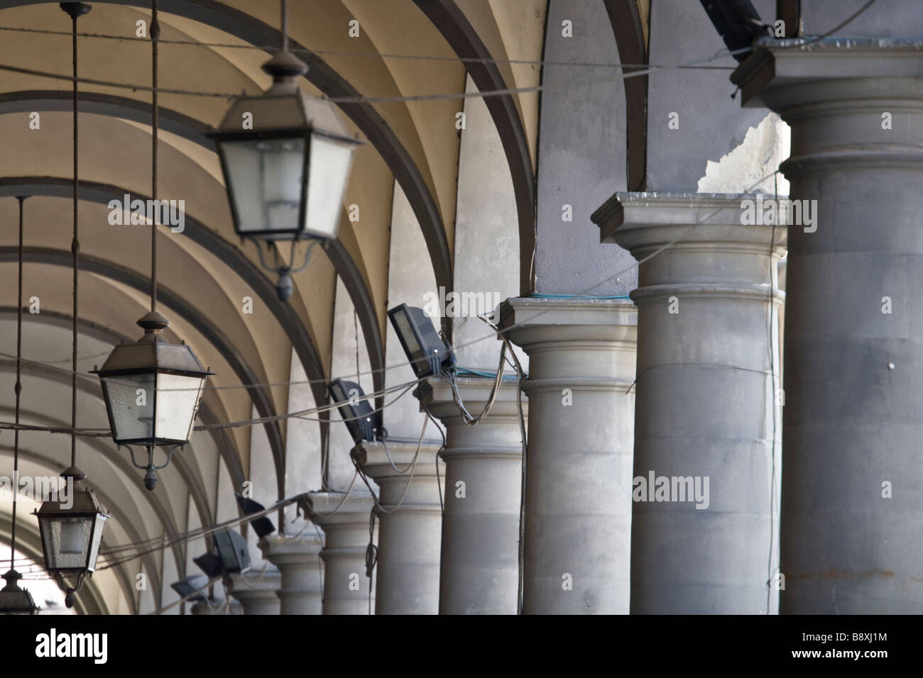 Colonnade arqueado en la Piazza del Mercarto Centrale, Florencia, Toscana, Italia. Foto de stock