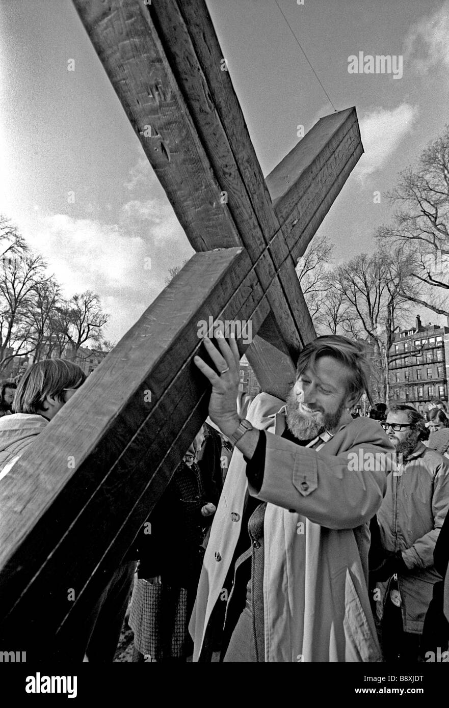 Manifestantes contra la guerra de Vietnam se reúnen para un mitin en el común en Boston en 1970 Masaachusetts portando una cruz Foto de stock